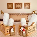 Casa Delicosta- 2 Flat With Garden, 15 Min From
